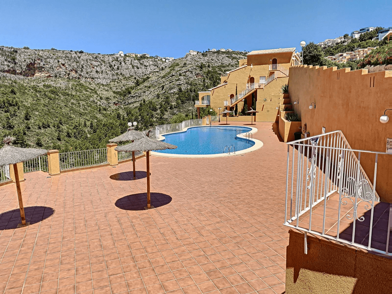 Cumbre del Sol apartamento moderno con jardín privado