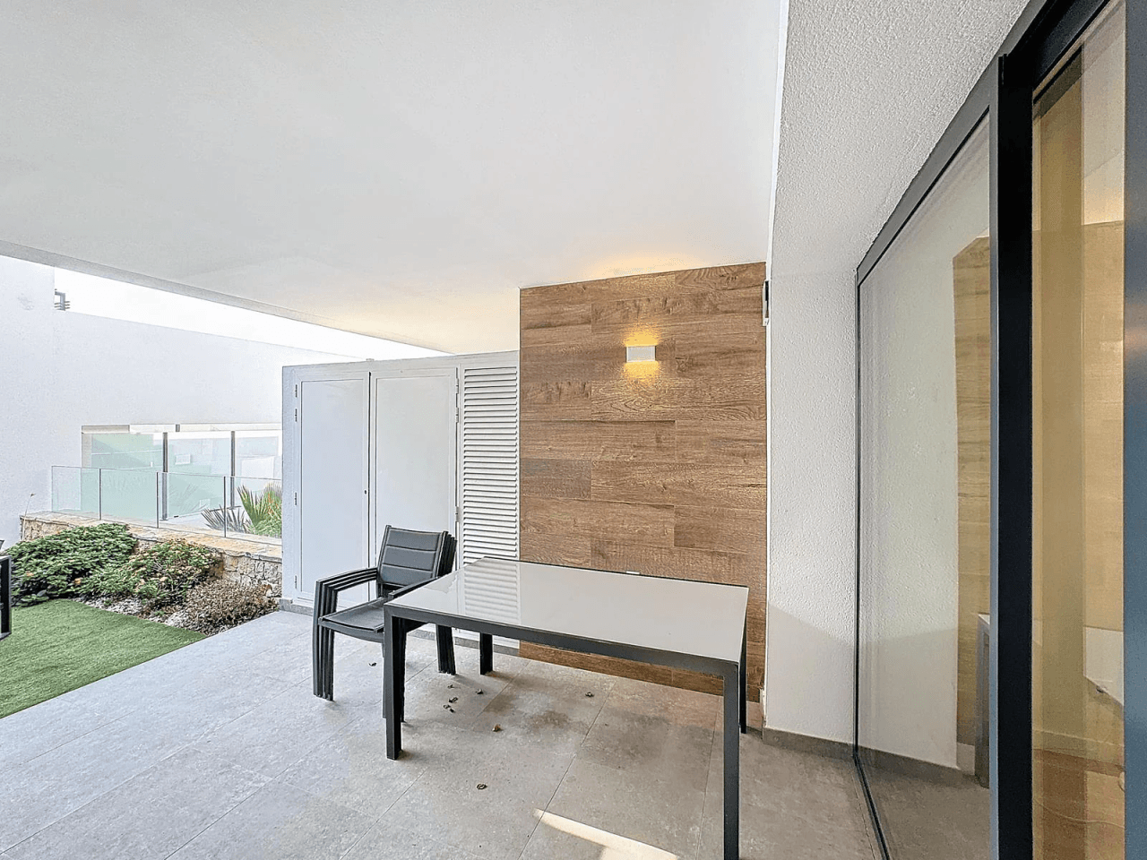 Cumbre del Sol apartamento moderno con jardín privado