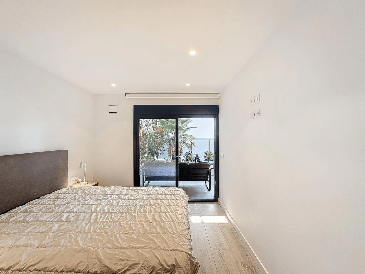 Cumbre del Sol apartamento moderno con jardín privado