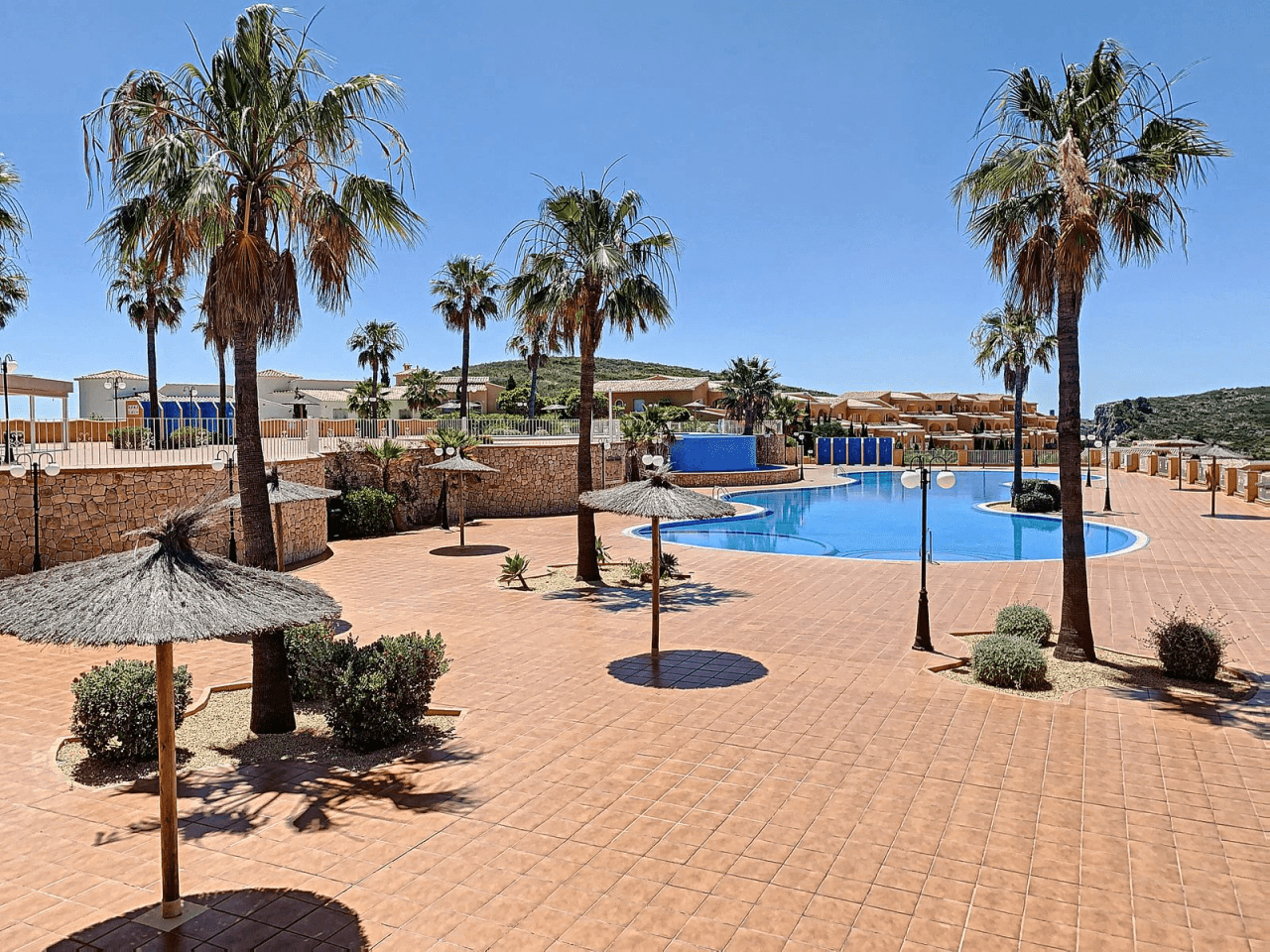 Cumbre del Sol apartamento moderno con jardín privado