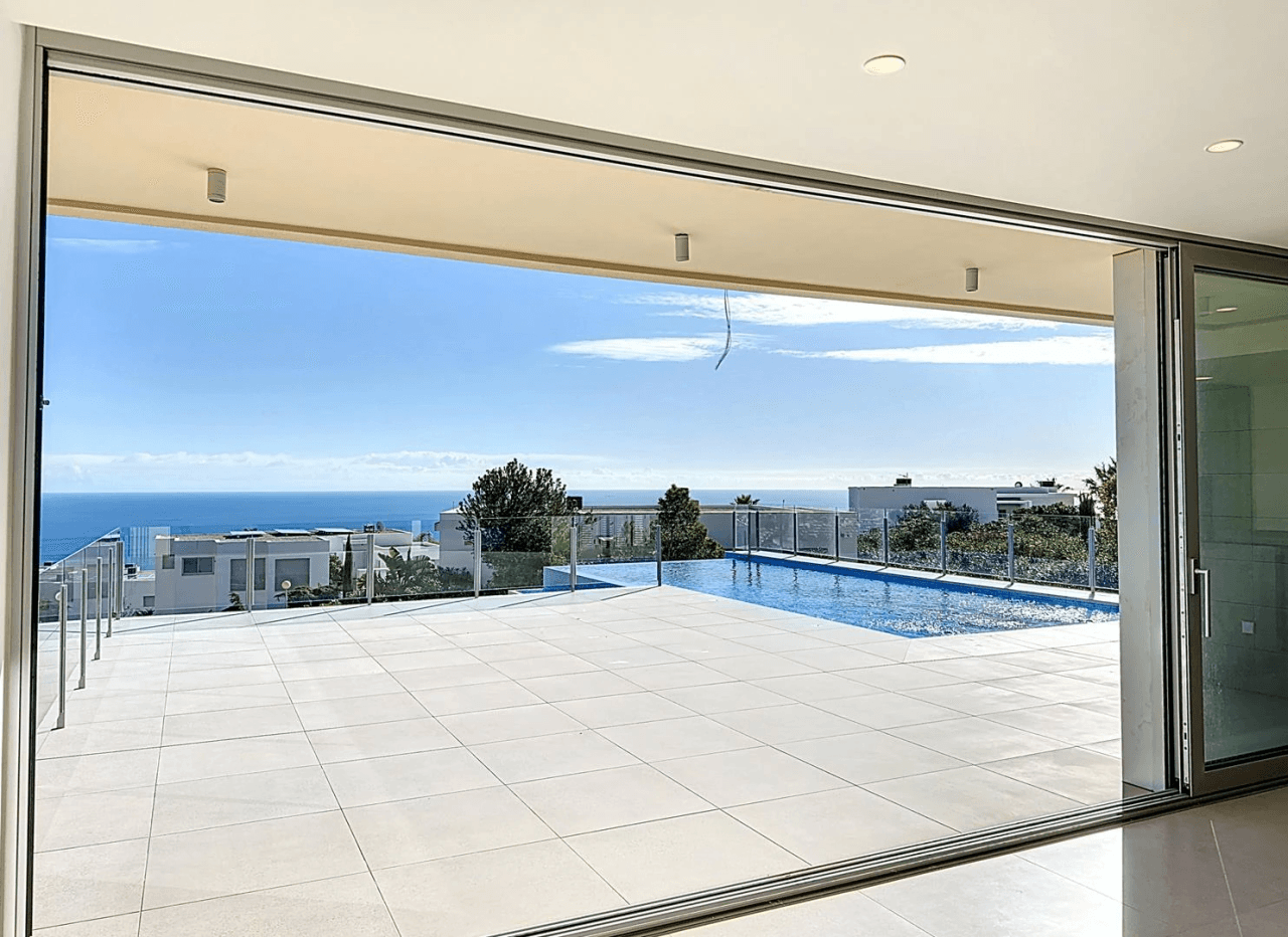 Cumbre del Sol impresionante villa moderna con espectaculares vistas al mar