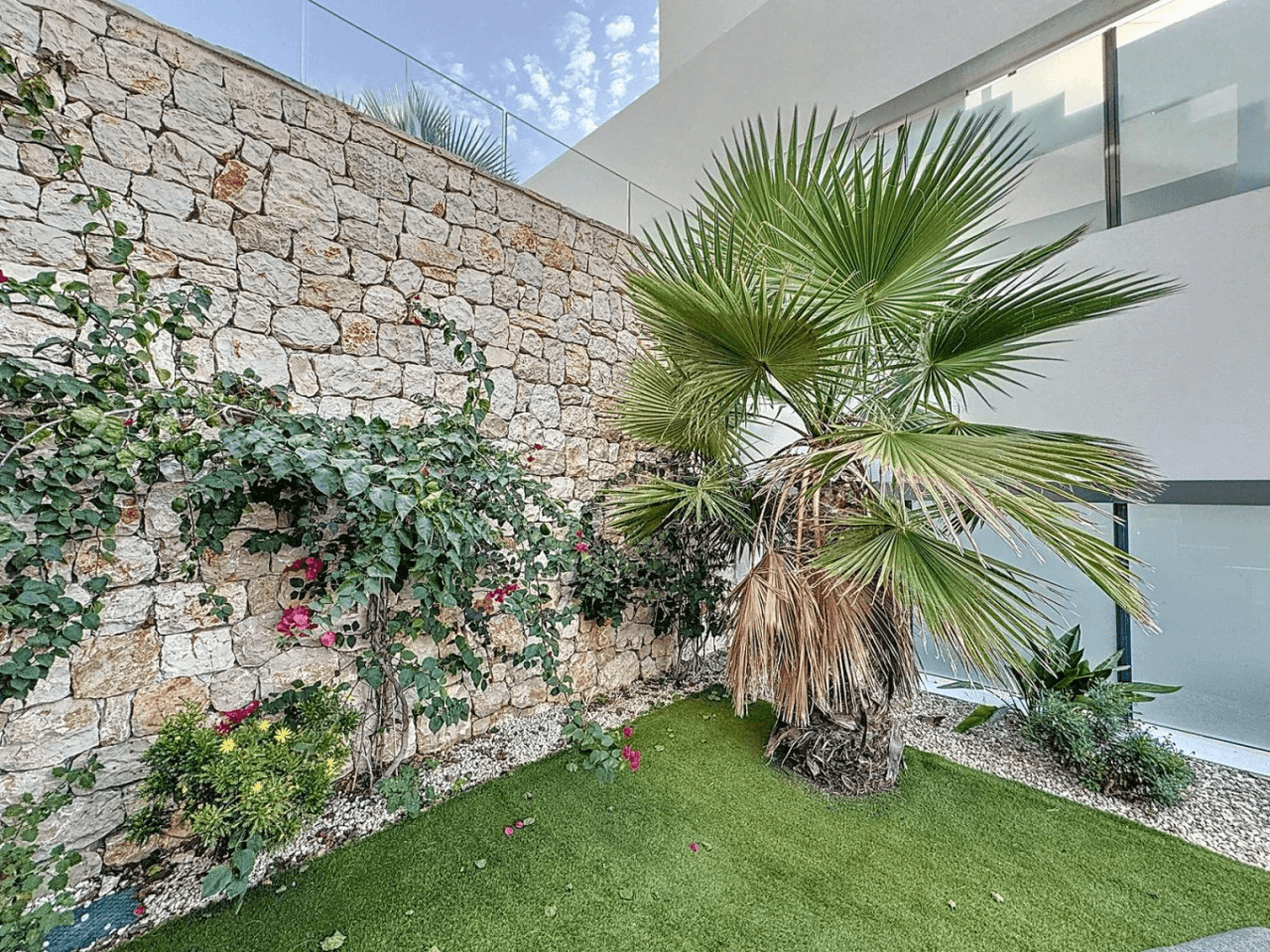 Cumbre del Sol apartamento moderno con jardín privado