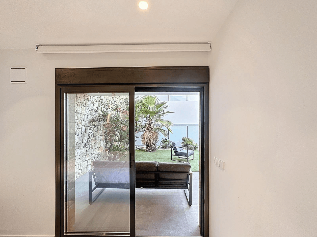 Cumbre del Sol apartamento moderno con jardín privado