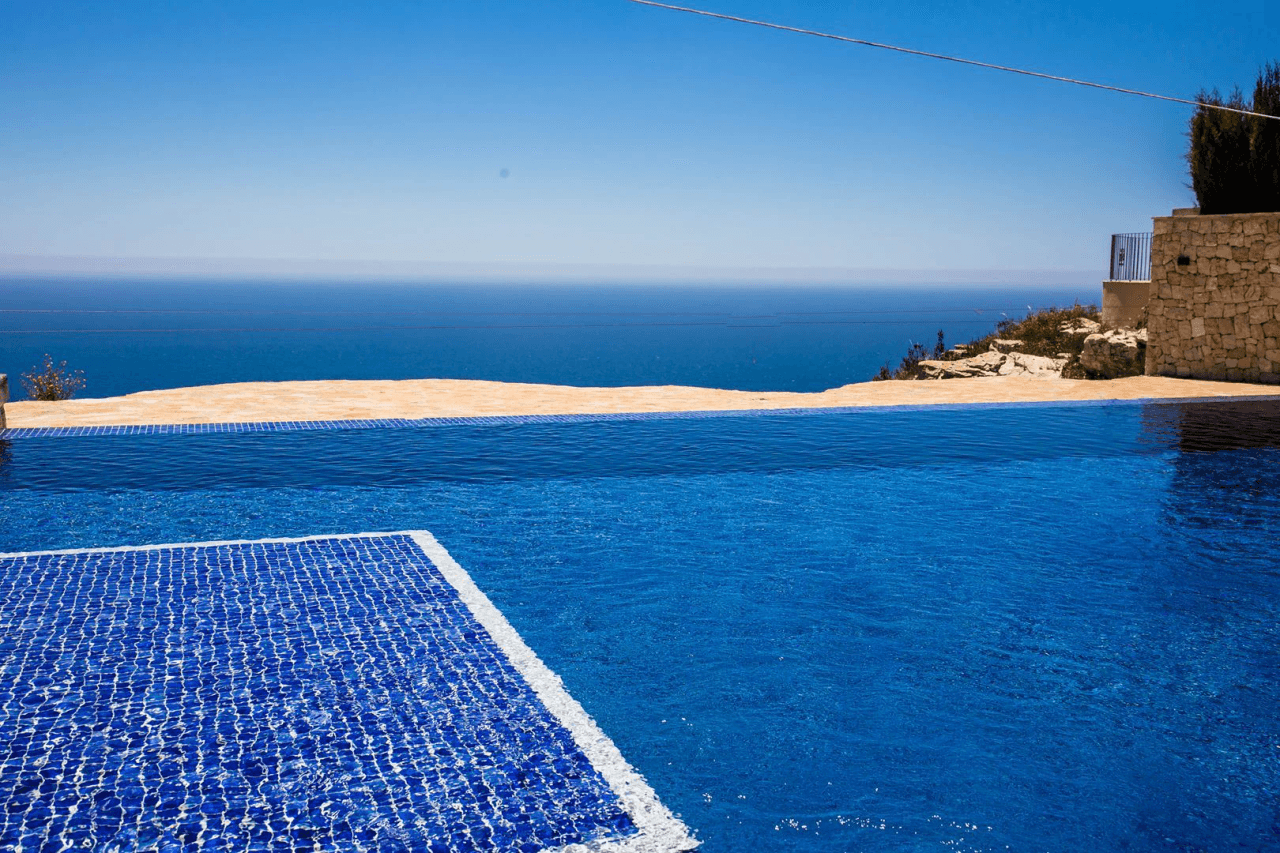Cumbre del Sol villa reformada en primera línea con espectaculares vistas al mar