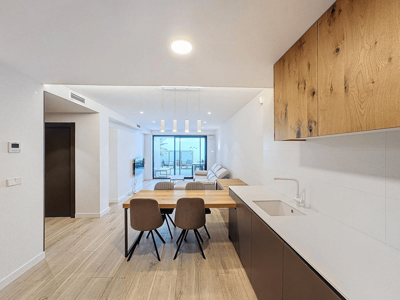 Cumbre del Sol apartamento moderno con jardín privado
