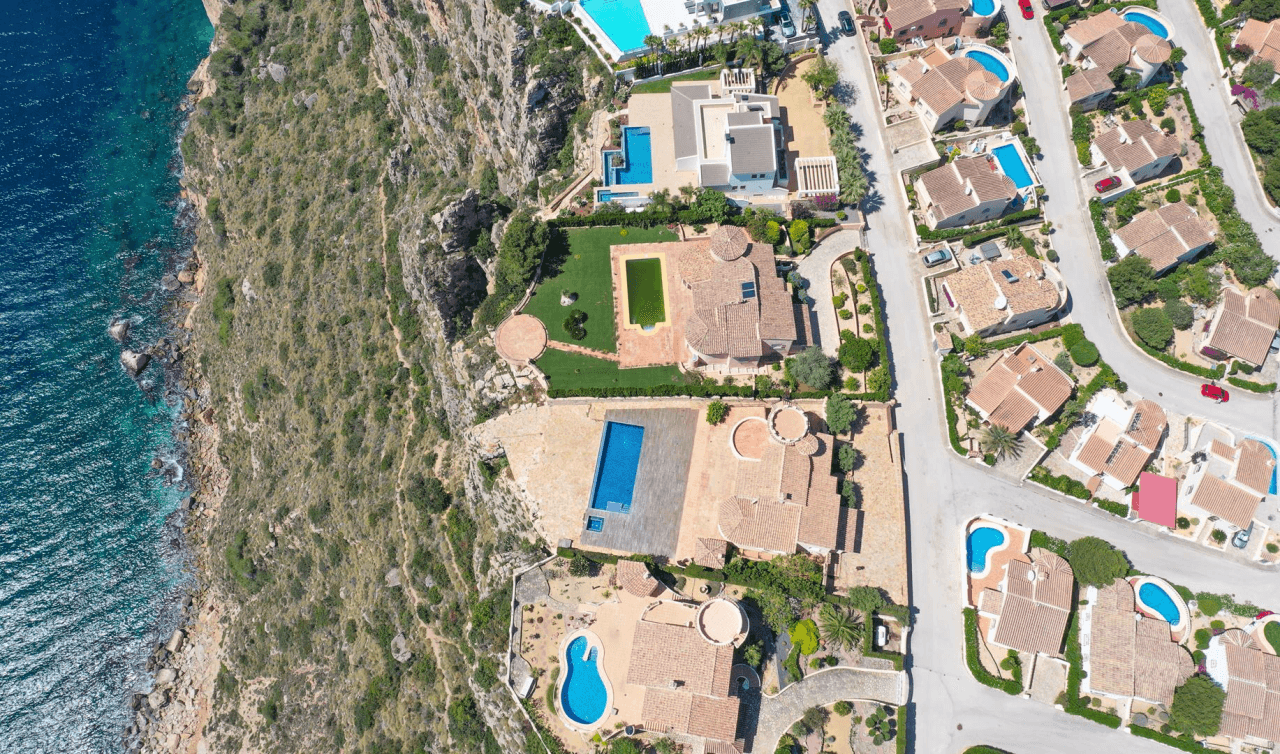 Cumbre del Sol villa reformada en primera línea con espectaculares vistas al mar