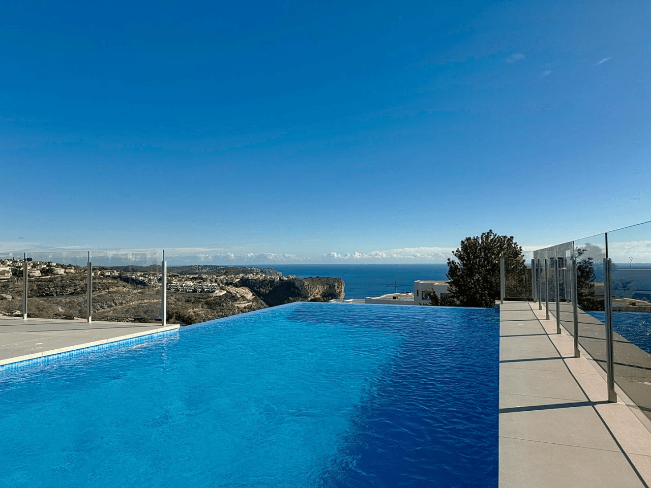 Cumbre del Sol impresionante villa moderna con espectaculares vistas al mar